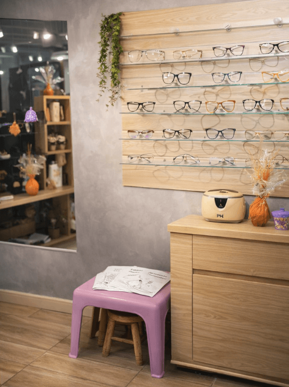 Criança com óculos — Óticas Michelle