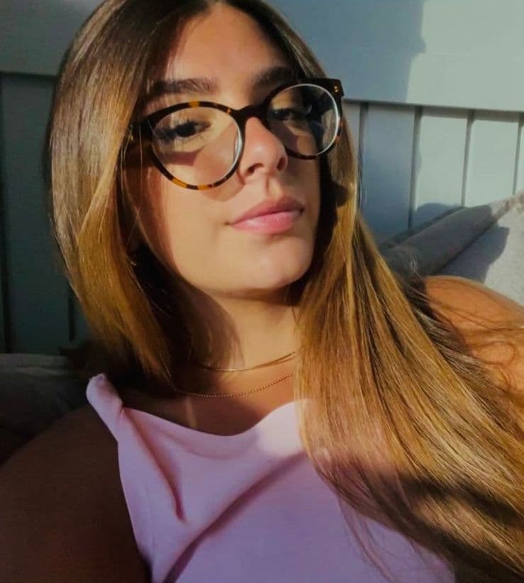 Cliente usando óculos da Óticas Michelle