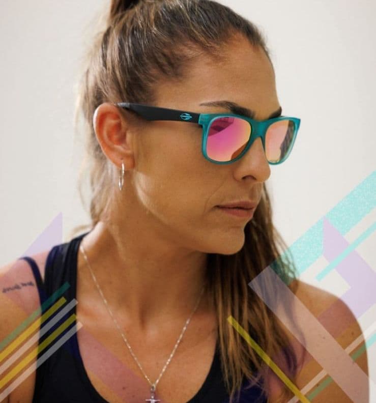 Cliente usando óculos da Óticas Michelle