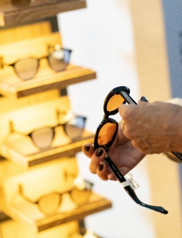 Cliente usando óculos da Óticas Michelle