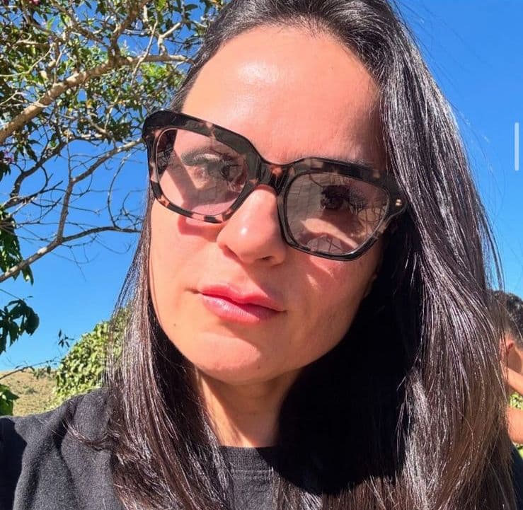 Cliente usando óculos da Óticas Michelle