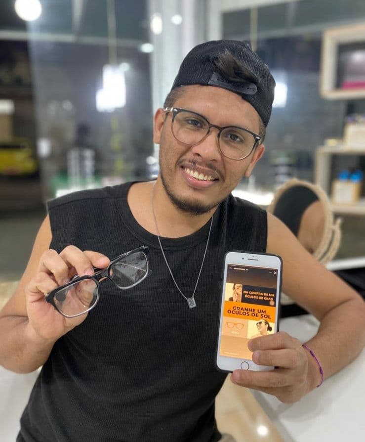 Cliente usando óculos da Óticas Michelle