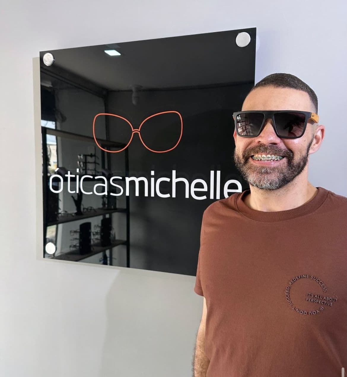 Cliente usando óculos da Óticas Michelle
