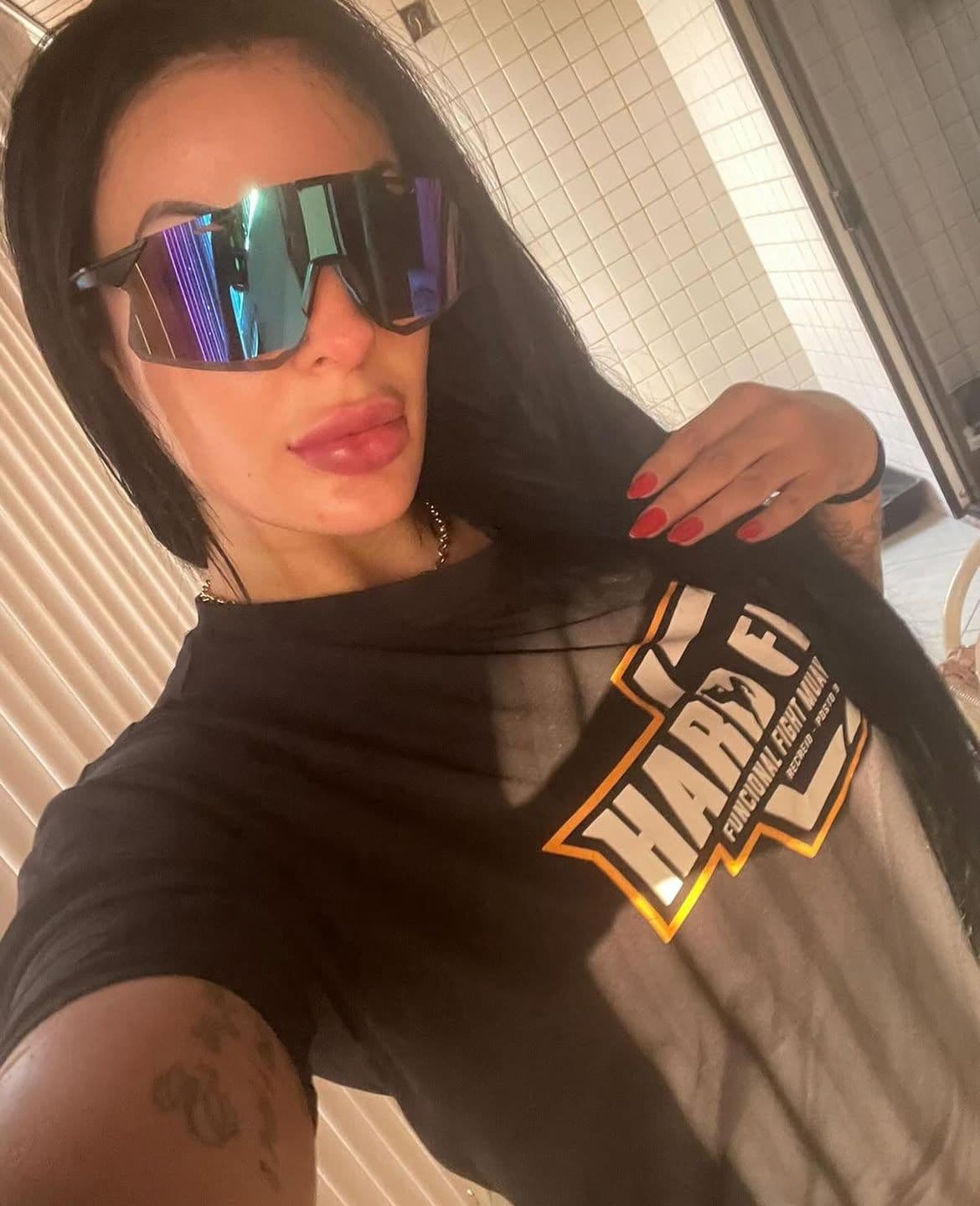 Cliente usando óculos da Óticas Michelle